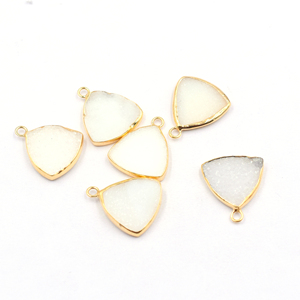 Colgante Triangular de Druzy Blanco, Plata de Ley 925, Bisel Chapado en Oro de 18K con Anilla para la Creación de Collares, Pulseras y Pendientes - Product Image 1