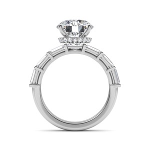 Anillo de Compromiso de Lujo en Oro Rosa de 10K con Diamantes Cultivados en Laboratorio, Corte Redondo y Baguette, 4.52 CTW para Mujer - Product Image 4