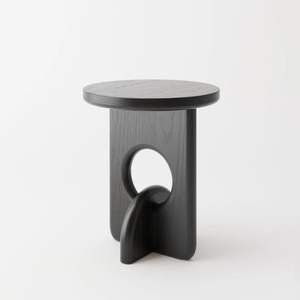 Table d'appoint en bois massif design, idéale pour les maisons contemporaines, avec un design épuré et une surface fonctionnelle. - Product Image 6