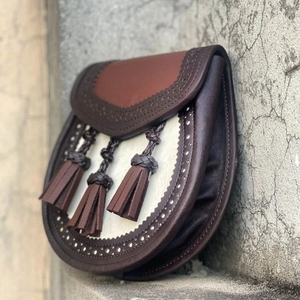 Sporran écossais en cuir véritable de qualité supérieure avec panneau en fourrure contrastant, bordure décorative cloutée et trois pompons en cuir tressé - Product Image 2