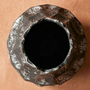 Vase à fleurs foncé artisanal à facettes, finition noire avec accents argentés vieillis, pour une décoration élégante de la maison - Product Image 3