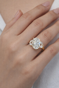 Anillo de Diamantes Ovalado de Lujo con Piedras Laterales Marquise y Redondas, Oro Amarillo, Elegante Anillo de Compromiso y Boda para Mujer, Joyería Fina - Product Image 4