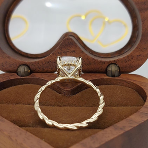 Bague de fiançailles solitaire en diamant de laboratoire taille Asscher, 3,12 carats, couleur E, pureté VVS2, certifiée IGI, or jaune 18 carats - Product Image 6
