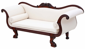 Sofá Sofisticado de Silueta Curva que Combina Detalles en Madera Oscura Intensa y Tapicería en Arena Clara sin Juntas - Product Image 2