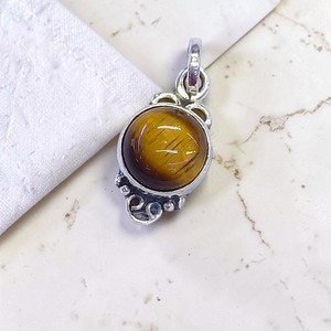 Pendentifs en argent sterling 925 légers avec pierre œil de tigre et motif vintage en spirale, vente en gros - Product Image 2