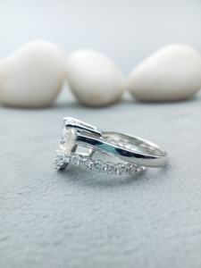 แหวนแต่งงานรูปหัวใจทันสมัยจาก D'VINS JEWELS ประดับเพชรทรงบริลเลียนต์สี D ชุบทองคำขาว พร้อมใบรับรอง - Product Image 5