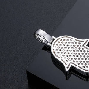 Colgante de Mano Hamsa Religiosa de Plata de Ley 925 Bañada en Oro Blanco con Moissanita VVS Iced Out Elegante para Hombre - Product Image 2