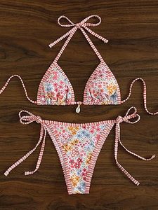 Regular wear Women's Halter Neckline Floral Pattern Spandex/Nylon Bikini Set with <b>V</b>-<b>Strings</b> Bottom and 2-Piece Beachwear - Product Image 4