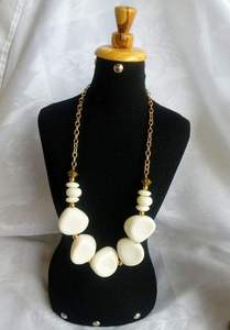 Collier élégant en perles de résine, bijou de mode stylé, cadeau idéal pour elle, aux couleurs vibrantes et au design moderne - Product Image 4