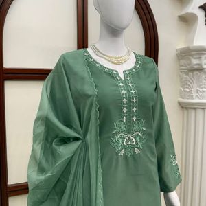 Hermosa y lujosa diseñadora de moda Nueva colección Secuencia y bordado Trabajo Triturado Chinon Lehenga Choli - Product Image 2