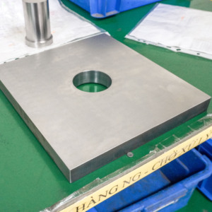 AMT VINA Componente de Base de Mira con Placa de Filtro Óptico Verde de Acero Inoxidable, Mecanizado CNC de Precisión Personalizado, ODM - Product Image 2