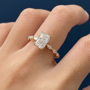 Anillo de Compromiso con Diamante Cultivado en Laboratorio de 2.30CT, Certificado IGI, VVS2, Color F, Oro de 14K, Chapado en Rodio, Anillo Clásico para Mujer - Product Image 4