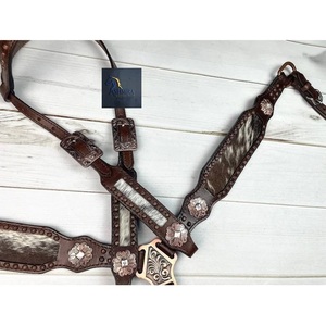 ASHMIRA EQUESTRIAN Conjunto de Collar de Pecho y Cabestro de Una Oreja para Caballo Western, Cuero Marrón con Pelo de Vaca, Adornos Florales y Conchos - Product Image 1