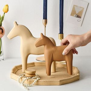 Escultura moderna de caballo de madera como centro de mesa para una mesa de comedor elegante y decoración contemporánea del hogar. - Product Image 3