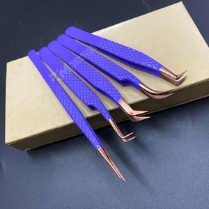 Pinzas para extensión de pestañas con punta de plasma en oro rosa y mango con recubrimiento de polvo morado, de acero inoxidable y empaquetadas en caja de cartón. - Product Image 5