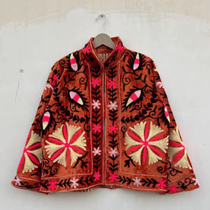 Veste en velours brodée à la main avec des motifs floraux, style bohème Suzani - Product Image 1