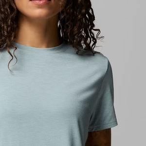 Chemise à manches courtes pour femme, élément essentiel élégant de la garde-robe, design chic pour l'été, col en V, matière confortable avec logo. - Product Image 4