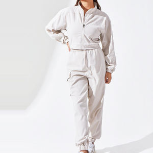 Conjunto Deportivo de Dos Piezas con Chaqueta Cortavientos y Pantalones de Chándal para Hombre, en Nailon y Poliéster - Product Image 1