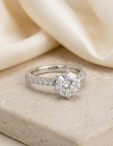 Bague de fiançailles en or massif 10K avec diamant rond de 3 carats, sertie de 6 griffes, pavé cathédrale, diamant de laboratoire IGI, bague de mariée personnalisée - Product Image 1