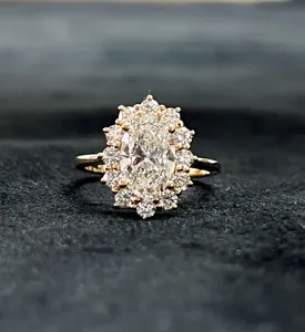 Anillo de Diamante Cultivado en Laboratorio con Corte Ovalado y Piedras Laterales Redondas, Diseño Inspirado en Flores en Oro Amarillo Sólido, Elegante Anillo de Compromiso Nupcial - Product Image 1
