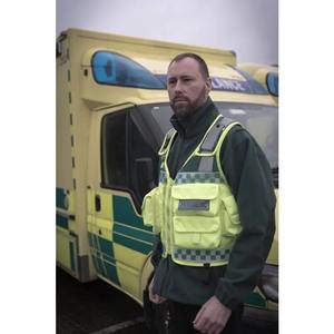 Gilet de sécurité pour femme, haute visibilité, vert citron, ANSI Classe 2, en maille polyester, avec fermeture auto-agrippante, taille ajustée, poche radio et emplacement micro - Product Image 4