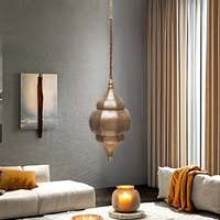 Lanterne marocaine artisanale exquise Design en métal complexe Panneaux de verre vibrants pour l'éclairage ambiant pour la décoration intérieure de Noël