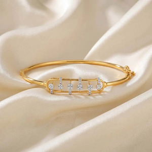 Brazalete de Diamantes en Forma de Círculo Lineal con Marco Delgado de Oro Amarillo y Diseño Moderno con Acento Vertical - Product Image 3