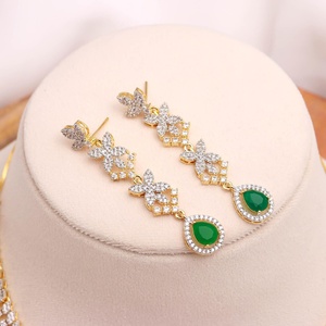 Joyería de Latón Chapado en Oro de 22K, Collar de Novia de Lujo con Circonitas Cúbicas en Forma de Pera y Piedras Verdes Esmeralda, con Cadena Ajustable y Juego de Aretes - Product Image 3