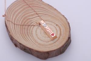 Collar con Colgante de Barra Minimalista con Diseño de Amor, en Tono Oro Rosa/Amarillo/Blanco de 18K - Product Image 2