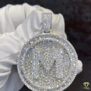 Pendentif rond exclusif Hip Hop avec sertissage de diamants de laboratoire entièrement incrustés et finition argentée - Product Image 2