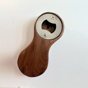 Ouvre-bouteille élégant en bois de noyer avec poignée arrondie et accents métalliques, moderne et fonctionnel, accessoire de bar. - Product Image 1