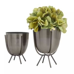 Soporte para Macetas de Metal, Redondo, con Tres Patas, Color Negro y Terracota, Hecho a Mano - Product Image 4