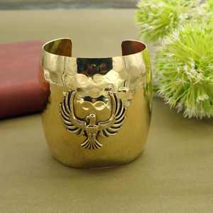 Brazalete Phoenix Dorado Ancho de Latón Martillado, Joyería de Pájaro Mítico, Regalo Bohemio - Product Image 5