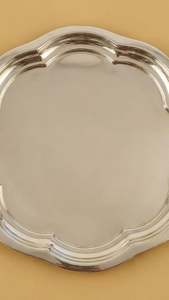Elegante Bandeja Redonda Plateada con Borde Festoneado, de Acero Inoxidable Pulido con Acabado Espejo, para Hotel, Restaurante, Boda, Buffet - Product Image 4