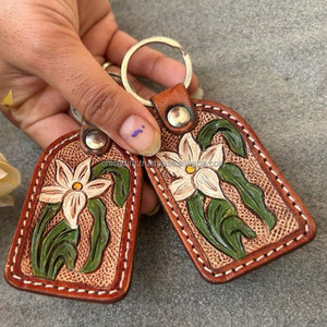 ห่วงโซ่กุญแจหนังที่แกะสลักด้วยมือรูปทรงแปลกใหม่น่ารักอุปกรณ์เสริมพวงกุญแจหนังสำหรับทุกเพศ - Product Image 3