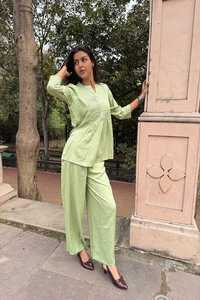 Ensemble coordonné élégant vert clair pour femme, robe décontractée longue, haut boutonné et pantalon palazzo naturel assorti, collection automne numérique - Product Image 2