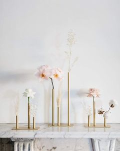 Vases contemporains en acier inoxydable, finition dorée, décoratifs pour la maison, le bureau et les centres de table de mariage. - Product Image 1