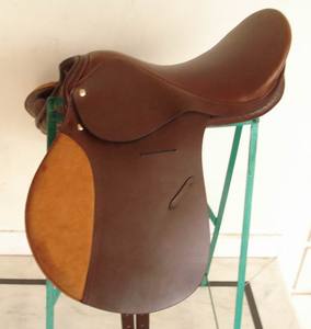 Selle anglaise de qualité supérieure professionnelle, fabriquée en cuir véritable, avec un siège profond et sécurisé. - Product Image 3