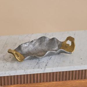 Plateaux décoratifs de style Japandi, finition en étain antique, plateau à fruits en métal avec poignées dorées, décoration de table de salon, décoration de la maison - Product Image 1