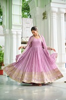 Robe Anarkali ethnique haut de gamme, en tissu doux et ornée de broderies élégantes, idéale pour les célébrations festives et les soirées.