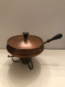 Recipiente grande redondo de cobre para calentar comida tipo buffet con tapa y marco con acabado martillado para restaurante, hotel, catering, bodas. - Product Image 2
