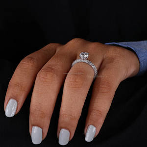 แหวนหมั้นเพชรแบบฮาโลซึ่งซ่อนอยู่ในห้องทดลองแหวนหมั้นทอง18K แข็งตัด IGI ได้รับการรับรองของขวัญวันครบรอบแต่งงานสามด้าน - Product Image 2