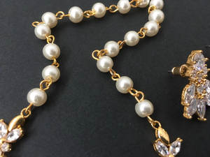 Juego de Joyería Nupcial Dorada - Collar de Circonita Cúbica y Pendientes de Perlas, Juego de Joyería de Plata de Ley Chapada en Platino con Diseño Floral Vintage - Product Image 5