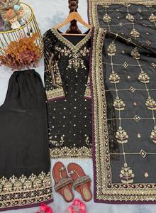 Lehenga Choli en satin pakistanais pour femmes, robe de soirée indienne et pakistanaise pas chère, fabriquée à partir de matériaux recyclés pour la fête de mariage. - Product Image 4