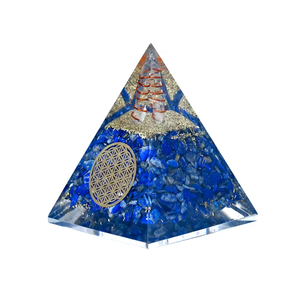 Pyramide décorative en fluorite bleue incrustée d'un disque métallique et d'éléments dorés pour la décoration intérieure - Product Image 3