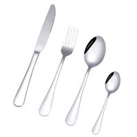 Collection de couverts de table classiques en acier inoxydable, cuillères, fourchettes, couteaux pour la salle à manger, la cuisine, les événements, la restauration et les familles