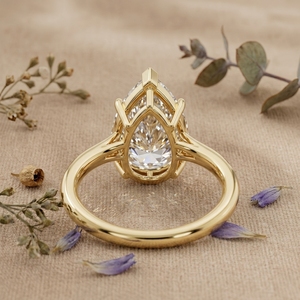 Anillo de compromiso unisex hecho a mano con moissanita ovalada cultivada en laboratorio, certificada por GRA, de tres puntas, chapado en oro de 14K, de lujo, modelo Pigeon. - Product Image 6