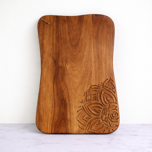 Planche à découper en bois d'acacia moderne, profilé incurvé, gravure manuelle de mandala aux coins, durable, sans danger pour les aliments. - Product Image 1
