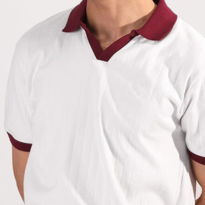 เสื้อโปโลคอวีสีขาวสำหรับผู้ชาย แขนสั้น ทรงปกติ สวมใส่สบาย สีพื้น แต่งขอบผ้าปิเก้ - Product Image 5