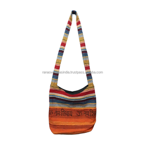 กระเป๋าสะพายพาดลำตัวมีสไตล์มีแถบสีหลายสีและรูปแบบ OM น้ำหนักเบาและอเนกประสงค์สำหรับการเดินทางและการใช้งานประจำวัน - Product Image 1